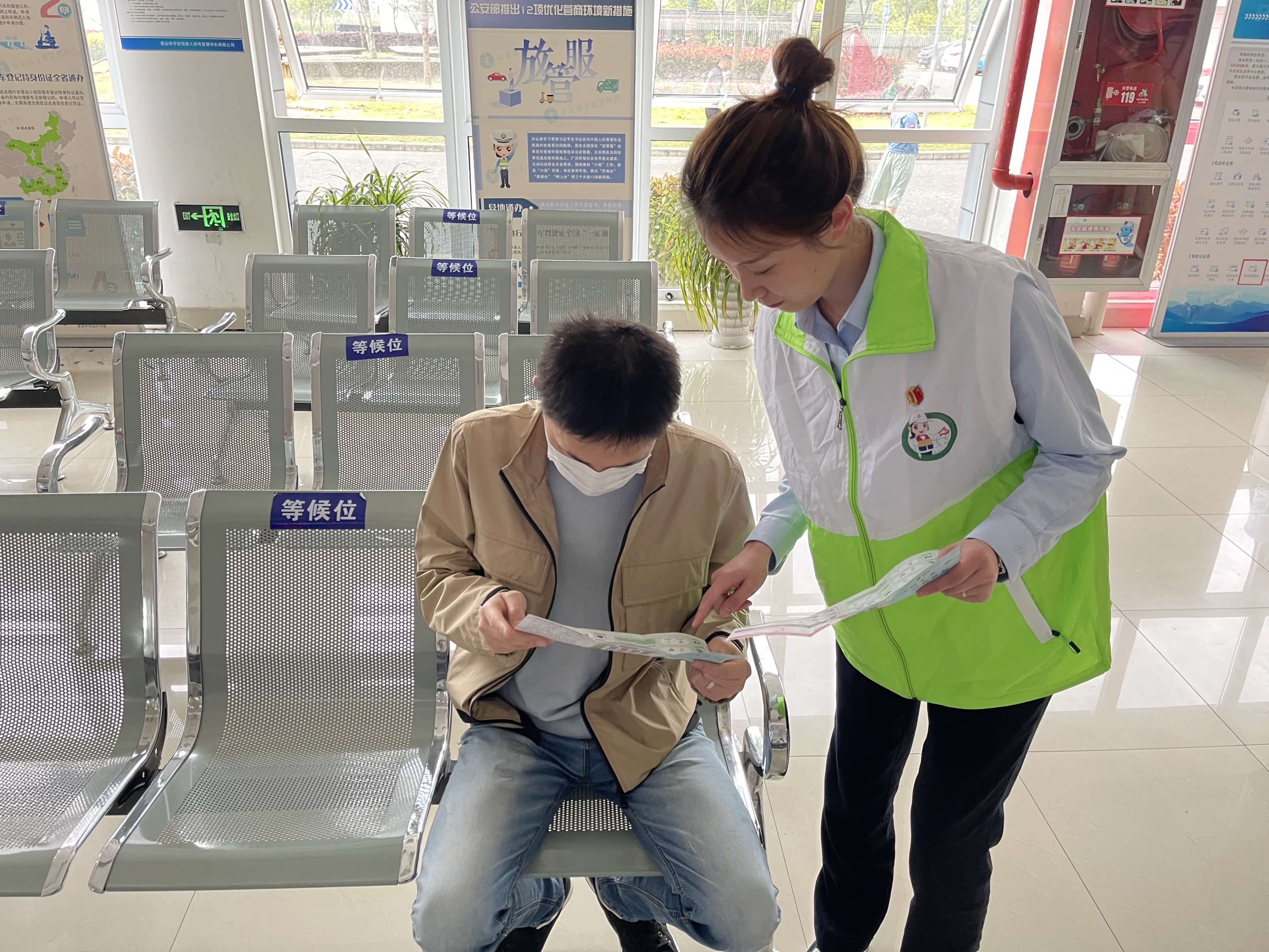 简讯照片-训考中心开展“美丽中国，我是行动者”——世界地球日宣传活动-训考中心 (1).jpg